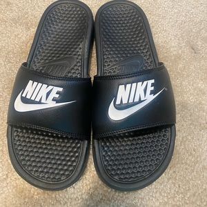 Nike slides black & white